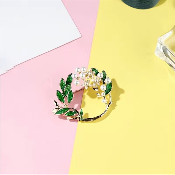 New Gardenia Flower Pearl Enamel Brooch - Picture 5 of 5